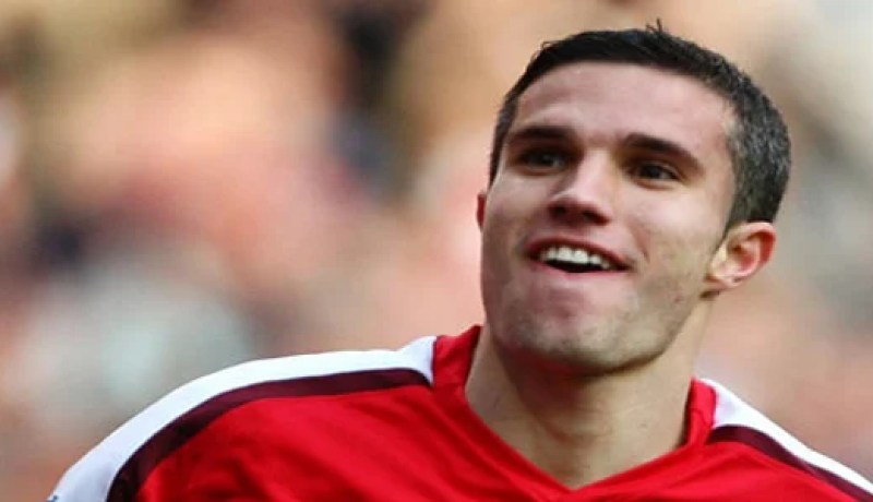 جوفنتوس يدخل سباق التعاقد مع فان بيرسي