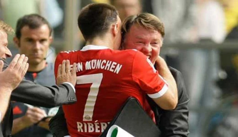 ريبري يسجل هدفين ويقود بايرن للفوز على شالكه في الدوري الألماني