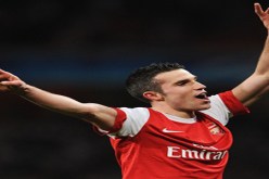 مهاجم ارسنال فان بيرسي يتوج بجائزة الحذاء الذهبي