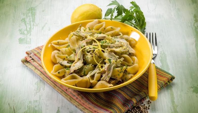 طبق المعكرونة بالحشرات