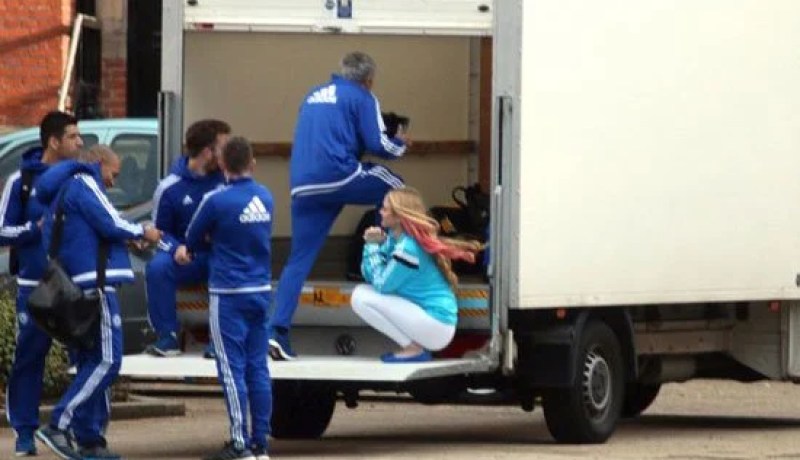 مورينيو يهرب من الإيقاف فى سيارة نقل قبل مواجهة ستوك سيتى