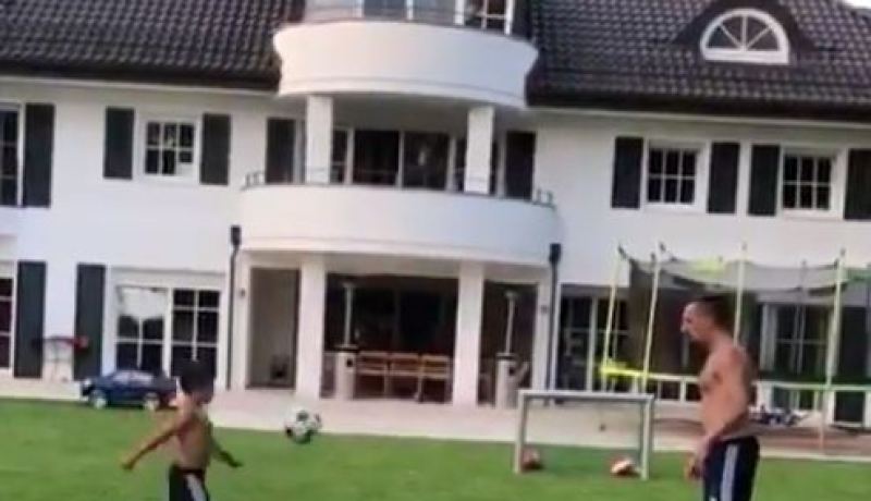 بالفيديو.. ريبيري يستعرض فنياته رفقة إبنه !!