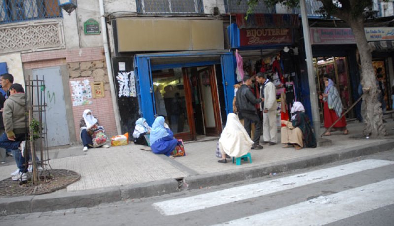 نساء حرفتهن بيع الذهب على الأرصفة، خارج اطر الرقابة، وفي وضح النهار، ظاهرة فرضت نفسها على الاقتصاد الوطني.