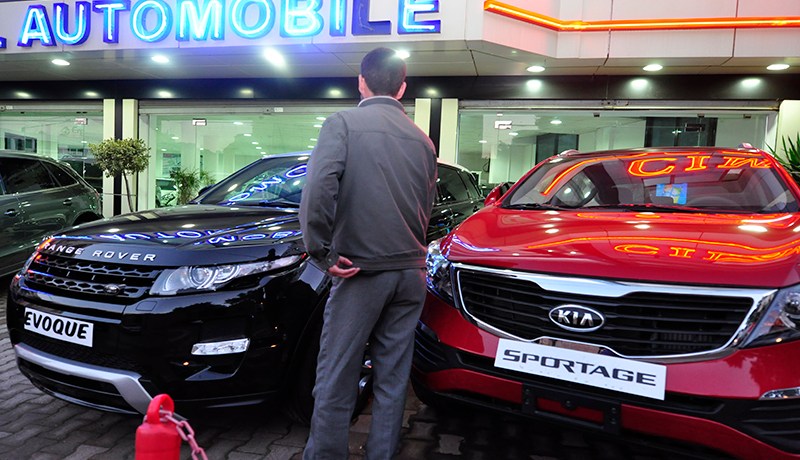 استــيراد السيـــارات مـــن قبـــل الأفــراد والمؤســـسات..  ممنــــوع