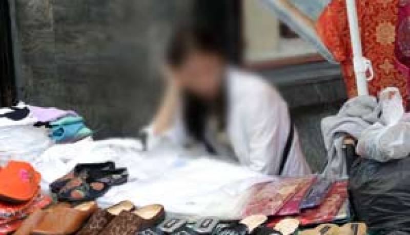فضلت ممارسة تجارة الأرصفة بدل الرذيلة…”ليلى حمياني” سيدة نافست الرجال بالسوق الشعبي بمعسكر