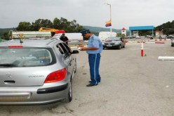 تونسيون‮ ‬يرمون سيارة عائلة جزائرية من علو جبل