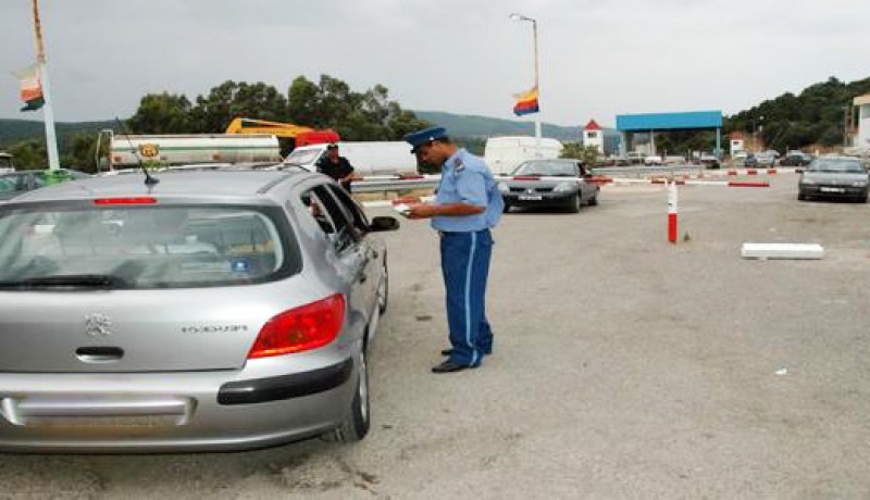 تونسيون‮ ‬يرمون سيارة عائلة جزائرية من علو جبل