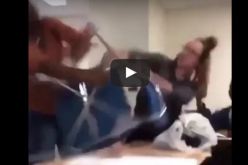 فيديو صادم لشجار عنيف بالكراسي بين طالبتين داخل القسم
