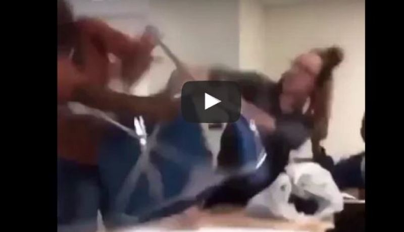 فيديو صادم لشجار عنيف بالكراسي بين طالبتين داخل القسم