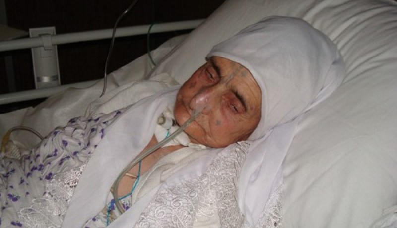 الحاجة خديجة تعود إلى الجزائر بعد سنة من العلاج في السعودية