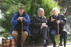 عقوبات صارمة لمن يتخلى عن احد والديه المسنين أو يأخذ منحته