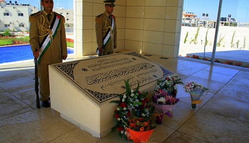 وفد من المختبر السويسري يعاين ضريح عرفات