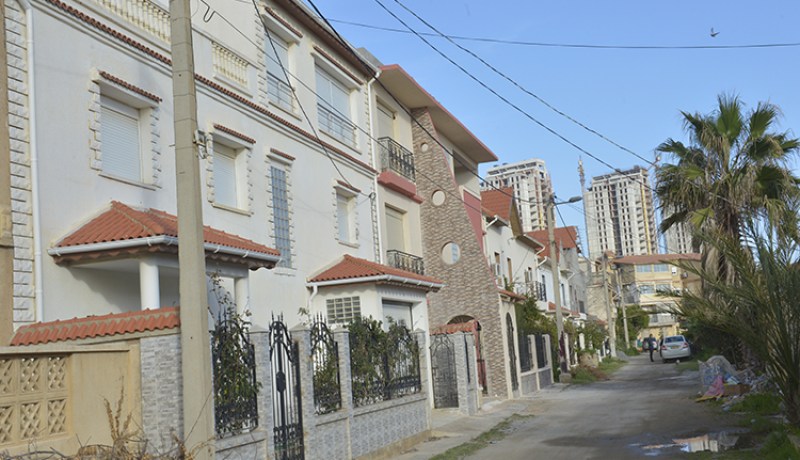 هكذا طرد مرقٍ مسؤولين وإطارات من فيلاتهم بسيدي فرج