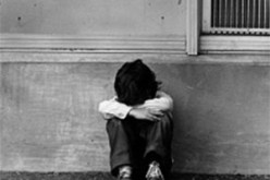 يتمنى الانتحار ويبكي كلما سمع سخريات الأصدقاء بسبب ميوله للإناث…حكيم ضحية لامبالاة الأبوين ومجتمع لا يرحم