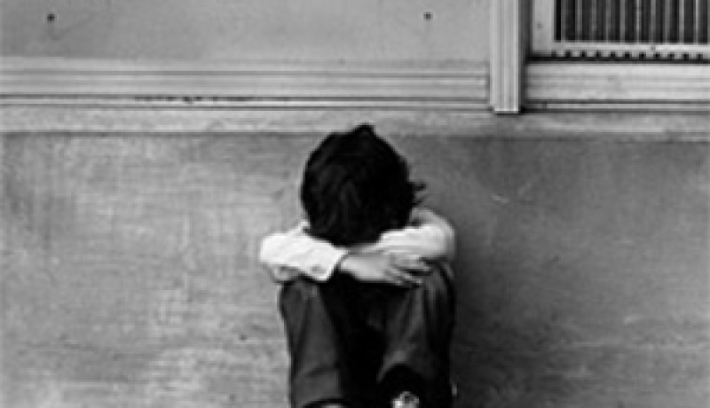 يتمنى الانتحار ويبكي كلما سمع سخريات الأصدقاء بسبب ميوله للإناث…حكيم ضحية لامبالاة الأبوين ومجتمع لا يرحم
