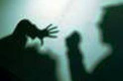 يستغل هروبها من المنزل ليغتصبها ويحولها إلى مدمنة على المخدرات