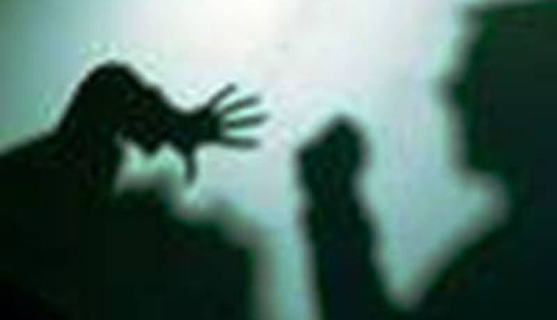 يستغل هروبها من المنزل ليغتصبها ويحولها إلى مدمنة على المخدرات