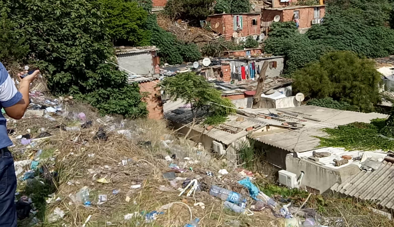 بالصور.. قاطنو الصفيح في تيليملي: “أرحمنا يا زوخ”!!