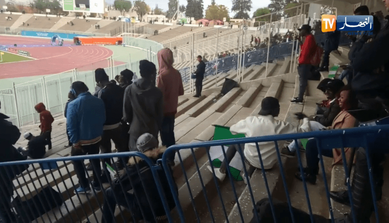 بالفيديو.. أنصار المنتخب النيجيري في مدرجات الشهيد حملاوي