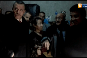 والي بشار في زيارة غير رسمية يتدخل ويمنح مسكن لعائلة فقيرة تعيش في ظروف قاسية