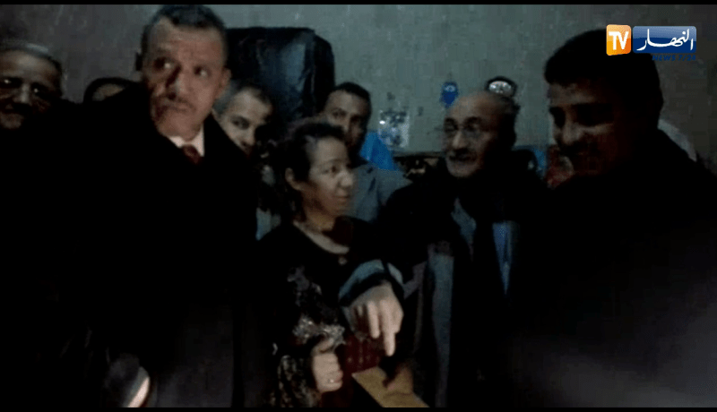 والي بشار في زيارة غير رسمية يتدخل ويمنح مسكن لعائلة فقيرة تعيش في ظروف قاسية