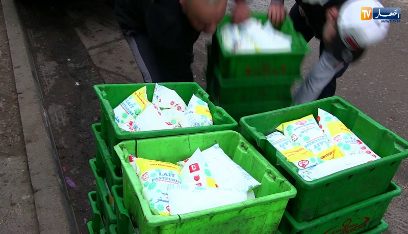 مجتمع: أصحاب المقاهي في رحلة البحث عن أكياس الحليب