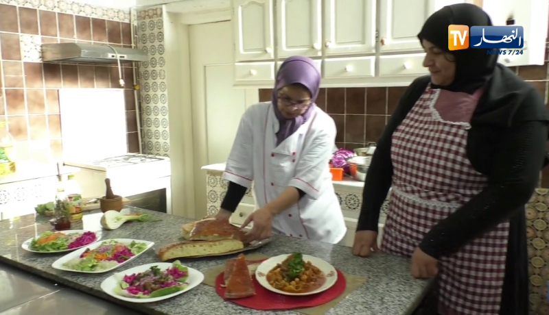 مجتمع: نساء تتعلمن الطبخ للعمل والإسترزاق