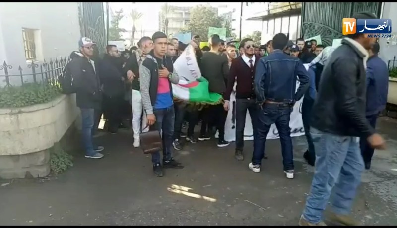 إحتجاج طلبة المكتبات أمام جامعة بوزريعة..!!