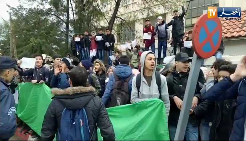 تلاميذ ثانوية يولوداني حسين يحتجون بعد قضية التسمم بسكيكدة