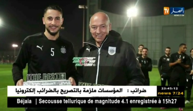 يوغرطة حمرون يتسلم جائزة أفضل لاعب في الدوري القطري عن شهر جانفي