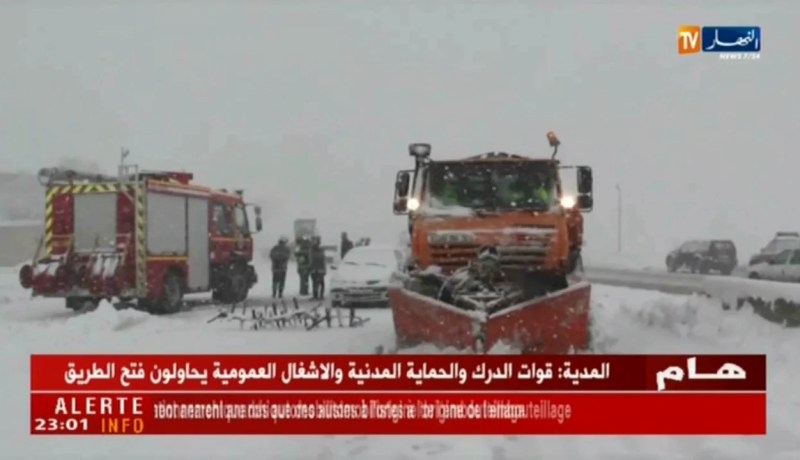 المدية: تساقط كثيف للثلوج منذ ليلة أمس تسبب في شل حركة المرور