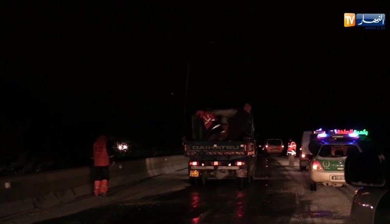 الجلفة: قناة النهار ترافق عناصر الدرك والأشغال العمومية خلال عملية فتح الطرقات