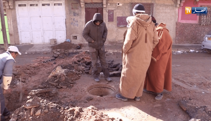 البيض: قنوات صرف المياه بحي المنظر الجميل تنفجر بفعل تسربات الغاز..