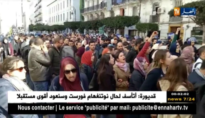 العاصمة: إعتصام الأطباء المقيمين بساحة البريد المركزي