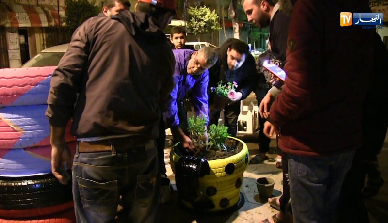 مجتمع: شباب يتنافسون في تنظيف أحيائهم .. مبادرة وجب أن تعمم