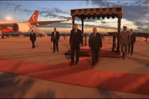 بالفيديو.. لحظة وصول الرئيس التركي “أردوغان” إلى مطار الجزائر