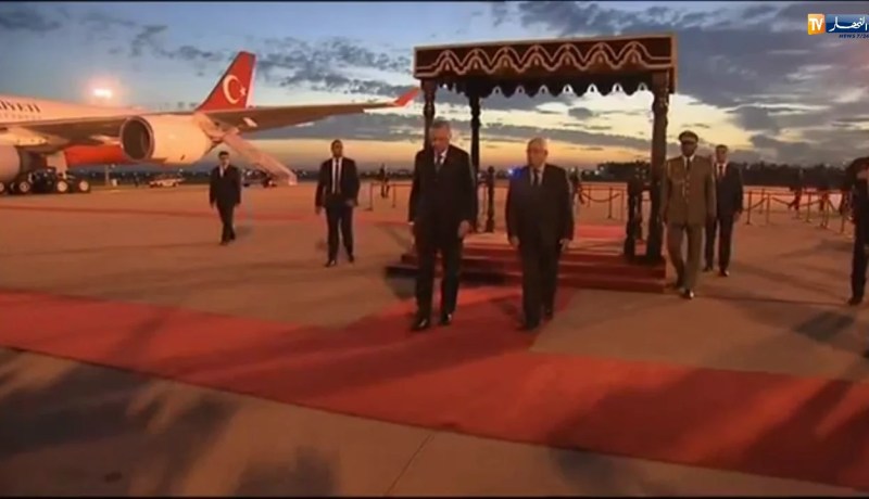 بالفيديو.. لحظة وصول الرئيس التركي “أردوغان” إلى مطار الجزائر