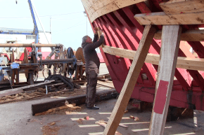 جيجل: عمي “السعيد” ..42 سنة كاملة في صناعة سفن الصيد