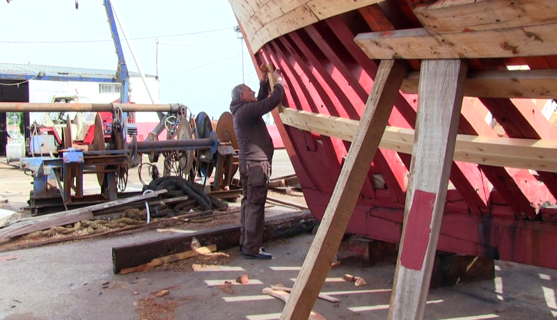 جيجل: عمي “السعيد” ..42 سنة كاملة في صناعة سفن الصيد