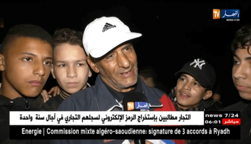 العاصمة: أمواج البحر تلفظ حوت ضخم ب حوت ضخم