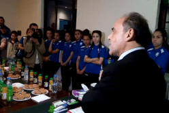 بالفيديو.. رئيس بلدية أقبو  يُكرم فتيات فريق كرة القدم