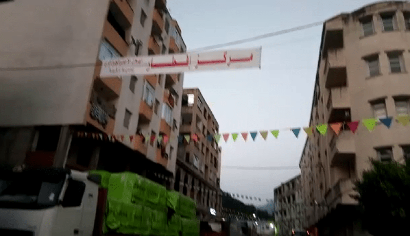 بالفيديو .. توافد متزايد على مركز الإفطار وسط مدينة درقينة ببجاية