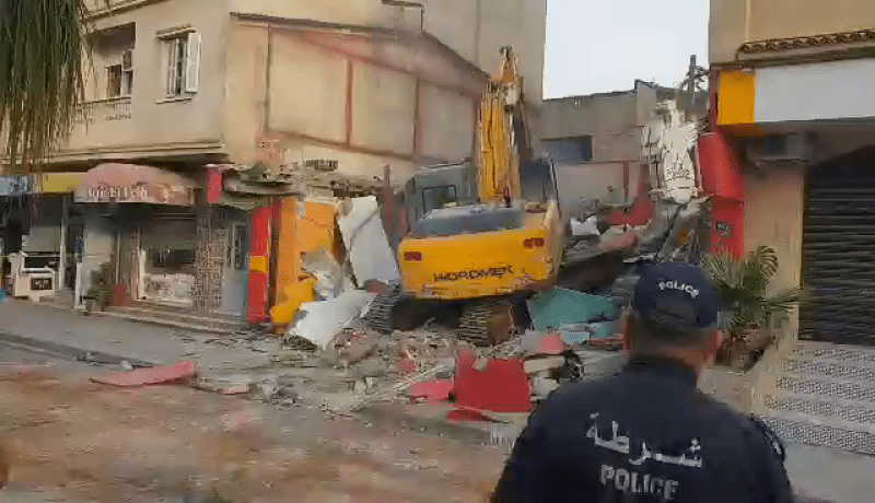 بالفيديو.. هدم بناية من طابقين بسبب نزاع بين عائلتين بالبليدة