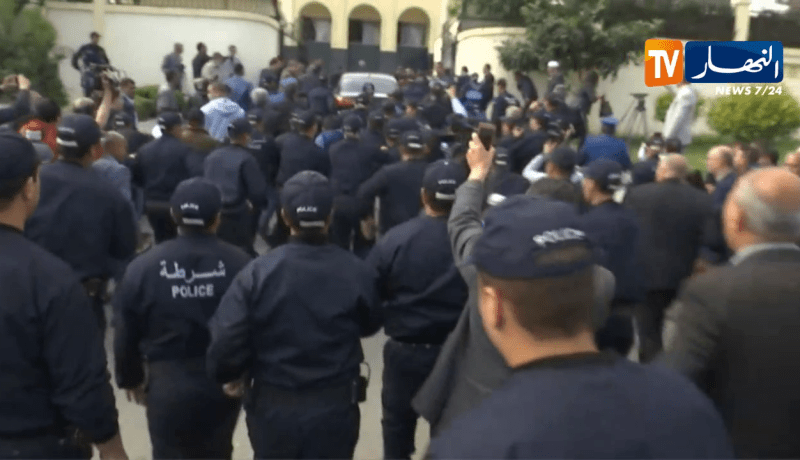 تعزيزات أمنية وجمع غفير من المواطنين في انتظار اللواء المتقاعد عبد الغني هامل
