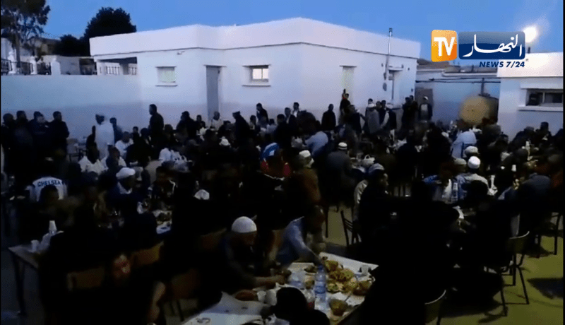 المدية : مأدبة إفطار جماعي أمام مقر بلدية الزوبيرية إحتفالا برحيل المير