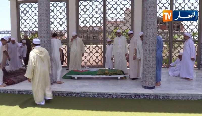 إلقاء النظرة الأخيرة على جثمان الفقيد محمد بن بريكة بالزاوية البلقايدية