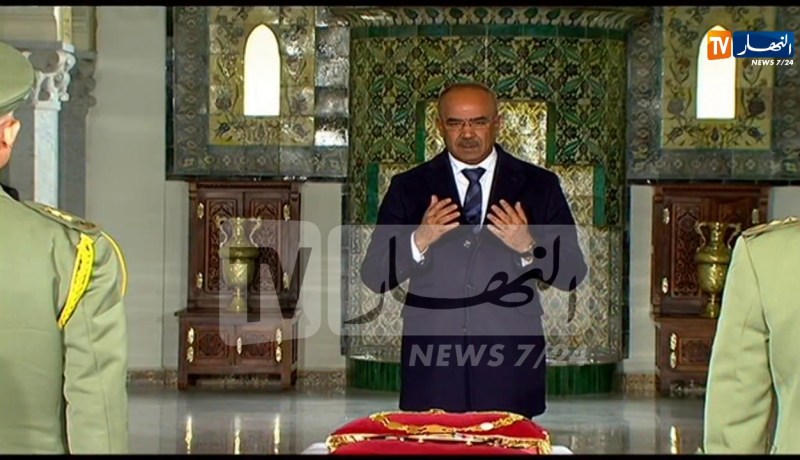 الوزير الأول السابق بدوي يلقي النظرة الأخيرة على جثمان الفقيد الفريق قايد صالح