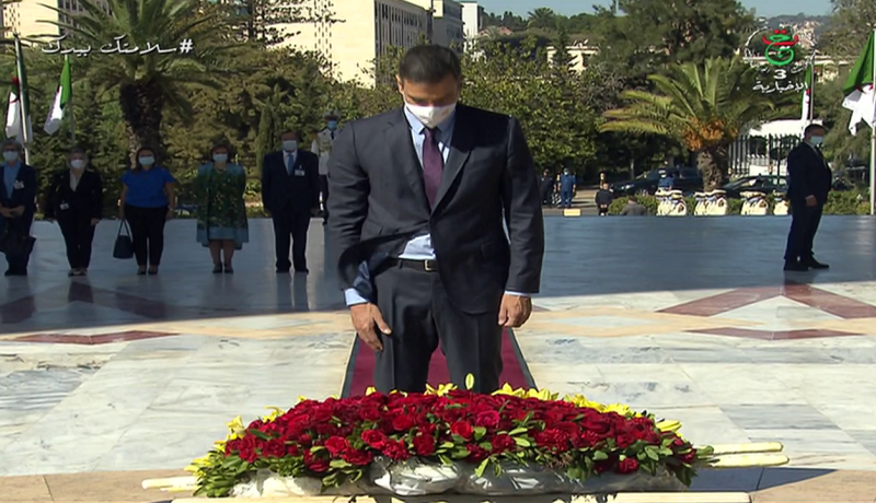 رئيس الحكومة الإسباني يترحم على أرواح الشهداء بمقام الشهيد