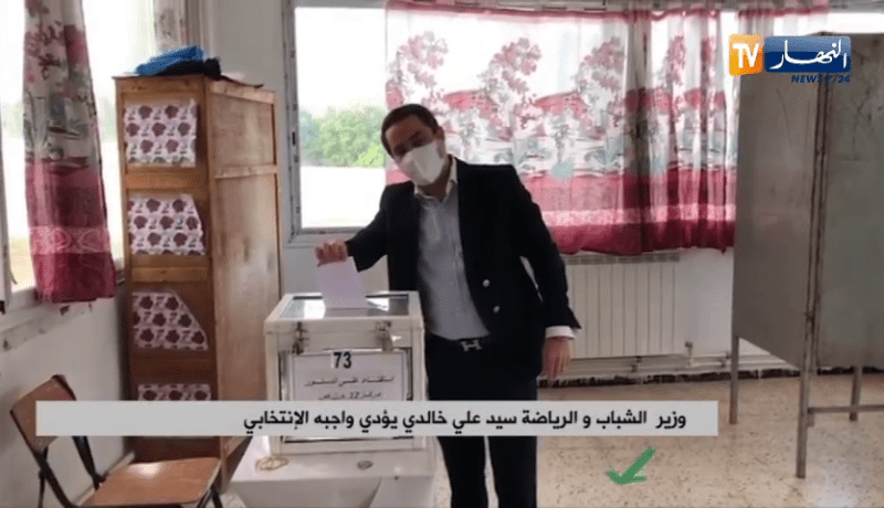وزير الشباب والرياضة يؤدي واجبه الإنتخابي