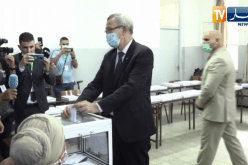 وزير الإتصال يؤدي واجبه الإنتخابي في العاصمة